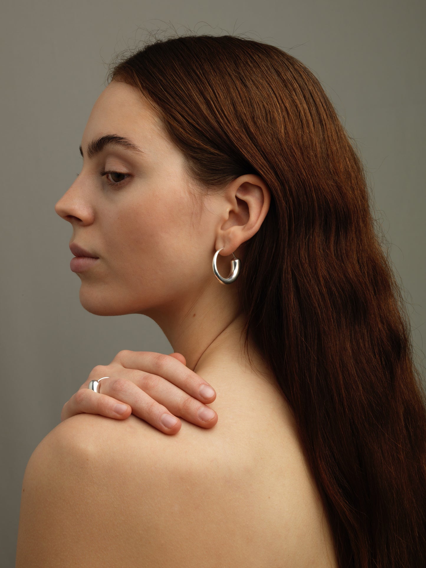 SARA ROBERTSSON | CLOSURE Hoop Earrings – Silver