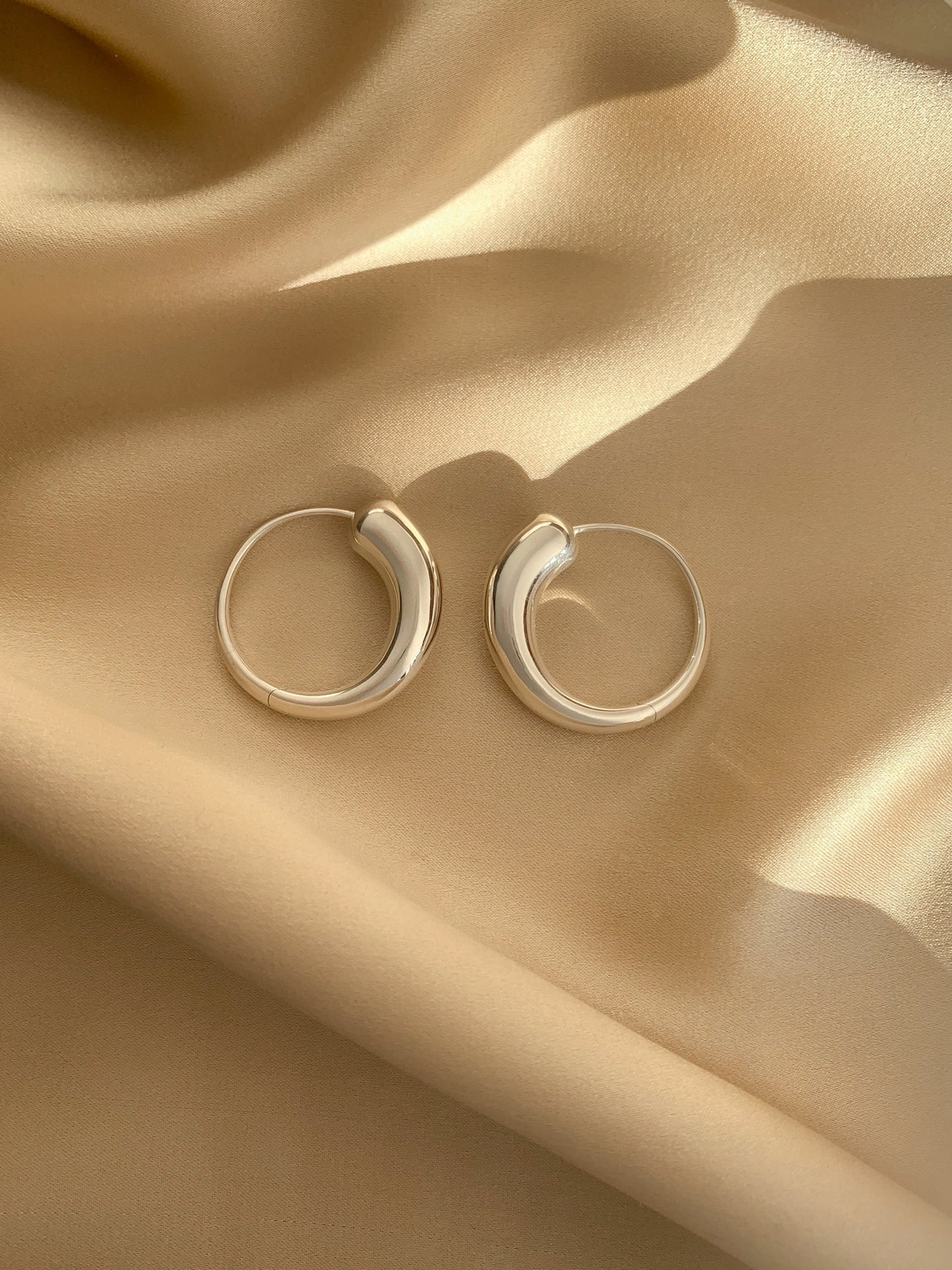 SARA ROBERTSSON | CLOSURE Hoop Earrings – Silver