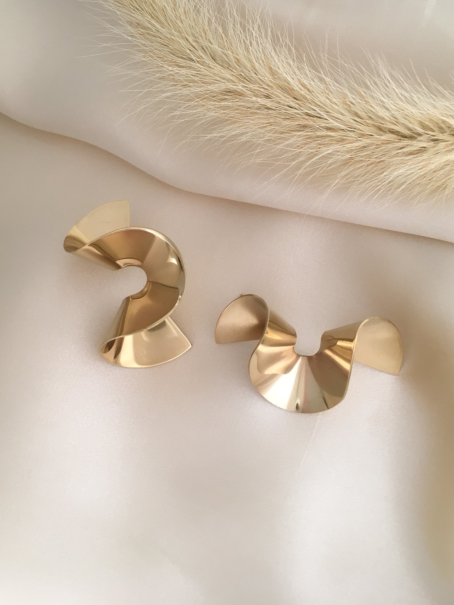 SARA ROBERTSSON | FLOUNCE || Earrings – Vermeil