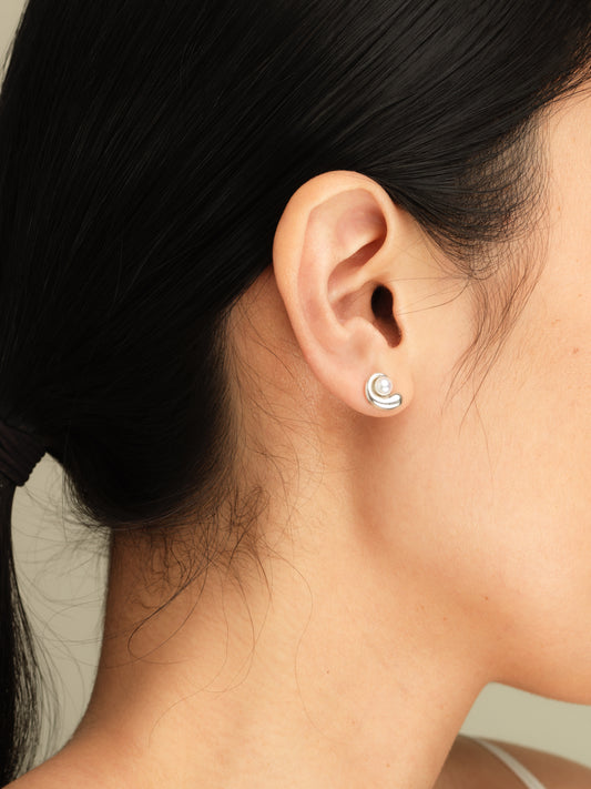 SARA ROBERTSSON | NAUTILIS Pearl Earrings – Silver