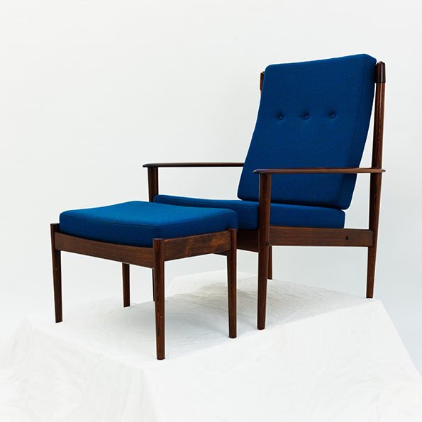 PJ56 Armchair with Stool