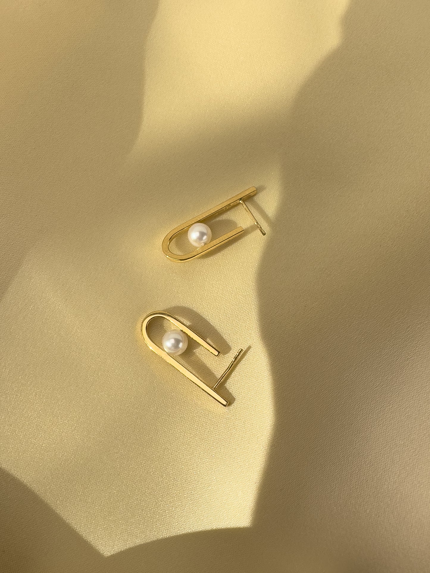 SARA ROBERTSSON | STRING Pearl Earrings – Gold Vermeil